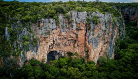 *Parque Nacional Cavernas do Peruaçu* (Cidades: Januária, Itacarambi e São João das Missões) – Conhecido por seu sistema de cavernas e pinturas rupestres de milhares de anos, além da rica biodiversidade do cerrado e da caatinga. É um importante sítio arqueológico e de conservação de espécies ameaçadas