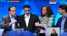 Flavio Bolsonaro desmaiando, regina afegali, médica o acolhe, do PC do B