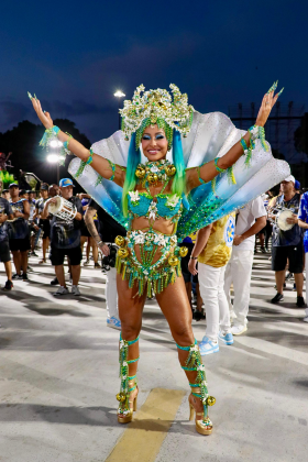 Sabrina Sato homenageou Iara, Mãe D'Água, em ensaio da Vila Isabel