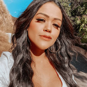 CAMILA LOURES 