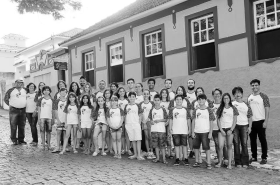Centro Cultural cheio de gente na frente escala cinza