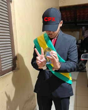 Presidente faz o L