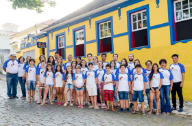 Centro Cultural cheio de gente na frente