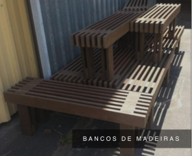 Banco de madeira sem encosto.