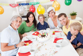 família-grande-que-comemora-o-aniversário-junto-26338604
