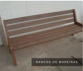 Banco de madeira com encosto.