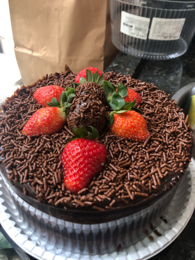 BOLO DE CHOCOLATE COM MORANGO - LARISSA