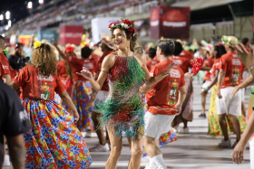 Patricia Poeta usa vestido de vidrilhos verde e vermelho: "Pororoca me leva"