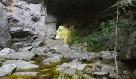*Parque Estadual do Ibitipoca* (Cidade: Lima Duarte) – O parque é famoso por suas formações rochosas, grutas e cachoeiras. A vegetação de transição entre Mata Atlântica e cerrado é altamente preservada e atrai turistas para suas trilhas cênicas