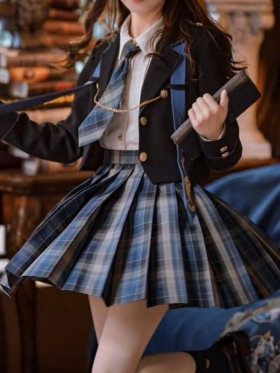 Blusa branca de botões com bolso na lateral e saia xadrez azul Marinho e gravata da mesma cor