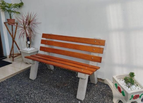 Banco de madeira com os pés em concreto