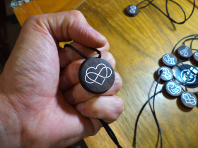 Amor Infinito - Colar de Madeira e Metal - O Artesão