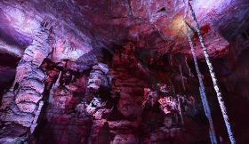 *Monumento Natural Gruta Rei do Mato* (Cidade: Sete Lagoas) – Um dos monumentos naturais mais conhecidos de Minas Gerais, protege um complexo de cavernas com formações geológicas impressionantes. A gruta é de grande valor para o ecoturismo e a ciência