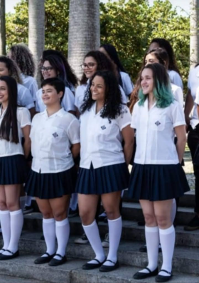 Uniforme blusa branca de botão com bolso na lateral e saia azul Marinho com gravata da mesma cor