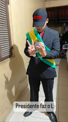 Presidente faz o L