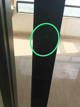 Apto 284 - Falta de acabamento na porta de correr do apartamento