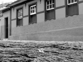 Centro cultural frente com o chão escala cinza