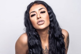fernanda-medrado-fazendo-biquinho-e-posando-com-cabelo-volumoso-3