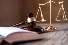 julgar-o-martelo-com-os-advogados-da-justica-documentos-objeto-trabalhando-na-mesa-direito-legal_28283-714