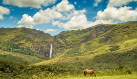 *Parque Nacional da Serra da Canastra* (Cidades: São Roque de Minas, Vargem Bonita e Sacramento) – Conhecido por abrigar a nascente do Rio São Francisco e a Cachoeira Casca D'Anta, o parque preserva ecossistemas de cerrado e espécies ameaçadas como o pato-mergulhão