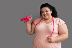 mulher-de-vista-frontal-se-exercitando-na-academia