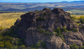*Parque Nacional da Serra do Cipó* (Cidades: Santana do Riacho e Jaboticatubas) – Famoso por suas cachoeiras e biodiversidade, o parque é um destino popular de ecoturismo. Possui diversas espécies endêmicas de flora e fauna, além de paisagens espetaculares de cerrado