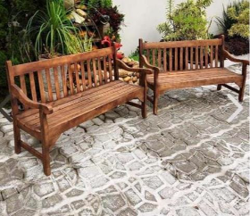 Banco de madeira com encosto, pintura rústica.